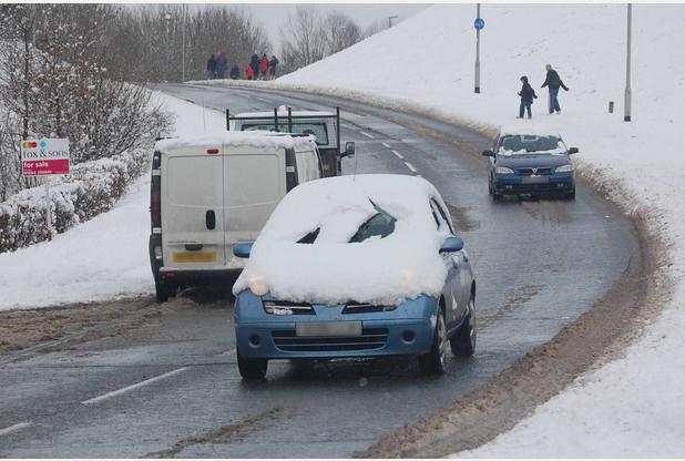 BristolLive's tweet photo. Dont be like this driver...7 ways to de-ice your car windscreen http://t.co/xXDZ9b8vLt http://t.co/sxFDNdPy7f