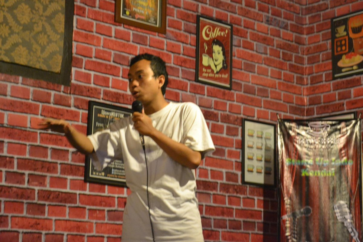 StandUpIndoKndl's tweet photo. #openmic2 #standupindokndl mas @Mz_Rendy tamu dari @StandUpIndoSMG paling akeh entok tepuk tangan :D http://t.co/TJ0wI72UbE