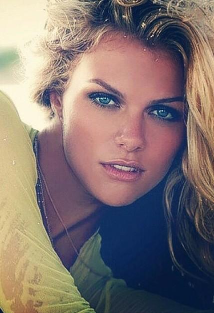 HottestBrackets's tweet photo. Hottest Woman Alive 
• Round Of 32 •
• Sweet 16 •

RT for Selena Gomez 
Fav for Brooklyn Decker http://t.co/HYbWgzoztR
