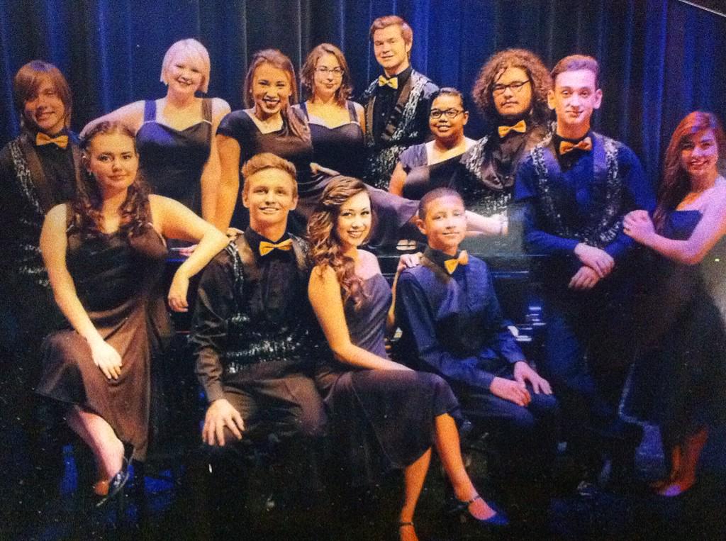 _oooo0o0o's tweet photo. #jazzchoir #firstsemestermemories we are the beez neez http://t.co/wAKLYCCsE0