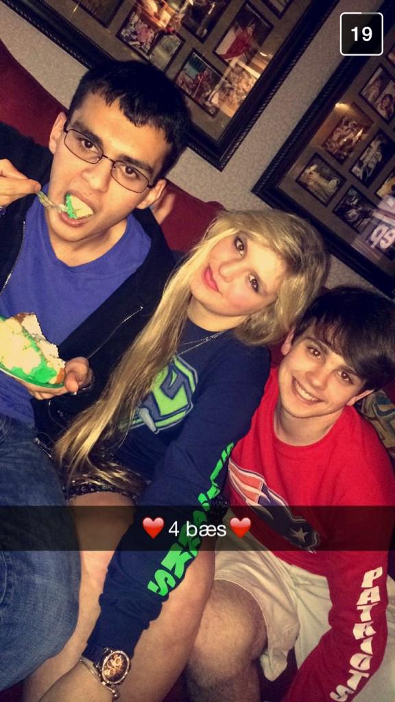 RealMrJA's tweet photo. Cake is the 4th bæ😂😂😂 @Averieeeeeeee #Assad #thecakeisalie #portalreference http://t.co/3gcNrOvmxA