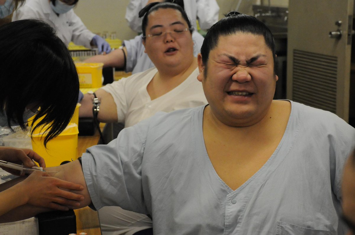 sumokyokai's tweet photo. <健康診断>採血中、安彦は苦悶の表情。#sumo http://t.co/fJeDN9AcPH