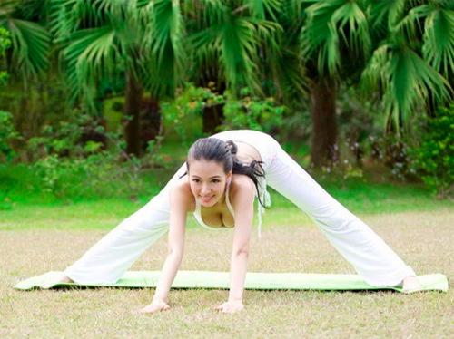 4houryoga's tweet photo. padashtana forward bend pose http://t.co/sWO3LCtPih RETWEET 4 more YOGA poses #4houryoga http://t.co/UnKcdXP5yL 792