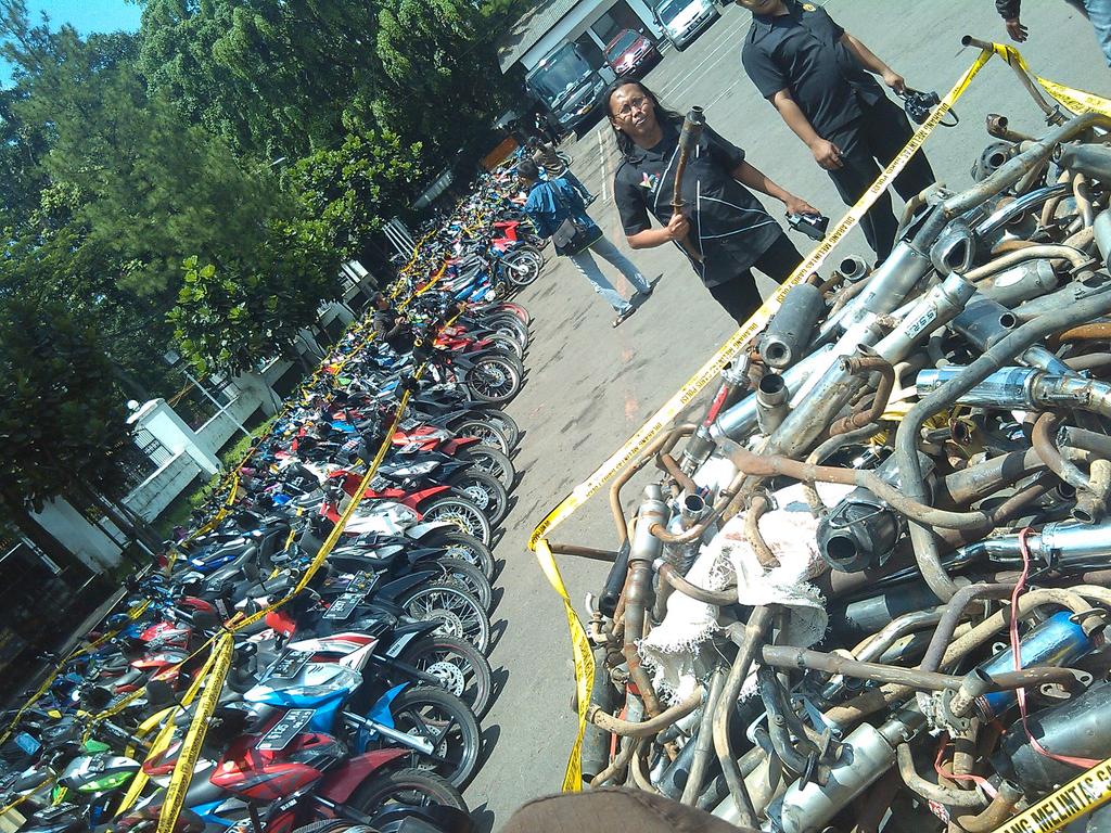 via <a href="/chandra_ichan11/">Lurah Georgopool</a> : Yang merasa pernah kehilangan motor, silakan ke Polrestabes Bdg, ada 300an motor curian disana