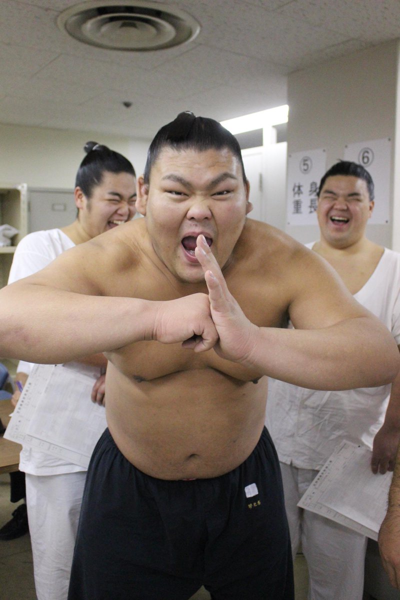 sumokyokai's tweet photo. <健康診断>市原隼人のモノマネをする、大喜鵬。http://t.co/izZ5FYbxmG 　#sumo http://t.co/r7ForLyVAC