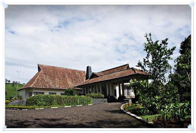 infobdg's tweet photo. ★★ @BdgDailyPic ★★ Kediaman K.A.R Bosscha di Pangalengan. Perintis Observatorium Bosscha &amp; Perkebunan Teh Bandung http://t.co/8mZcfJdFNw
