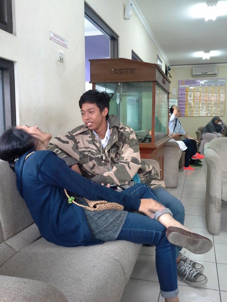 BDGfutsal's tweet photo. Bgini nih gaya anak2 muda mudi bandung di tempat umum skali pun. @ridwankamil udah ga peduli anak kecil juga. http://t.co/Z1Ty5jkSKm