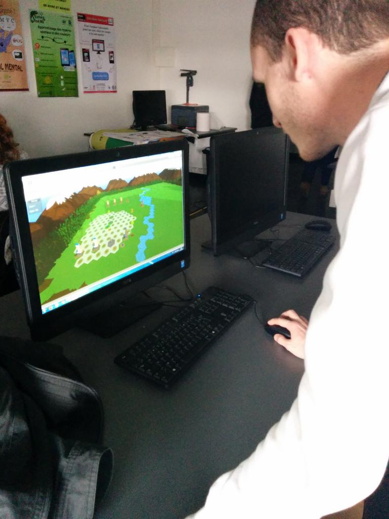 SurfaceWars's tweet photo. Le jeu est de plus en plus complet ! C'est presque jouable ! #surfaceWars #projetDAWIN http://t.co/S5jGCwiBHR