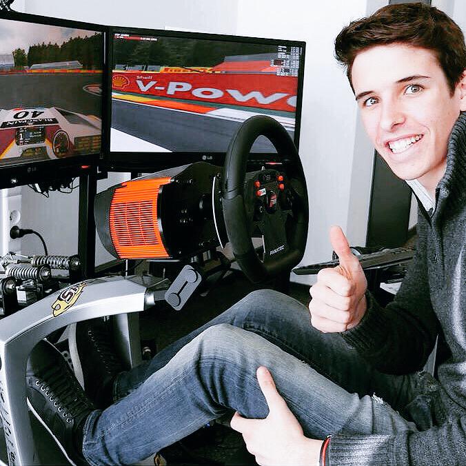 alexmarquez73's tweet photo. Bonita experiencia probar el simulador de @marcvdsracing !! 👍👍👌Nice experience testing the simulator! http://t.co/b3qO2KGdSK