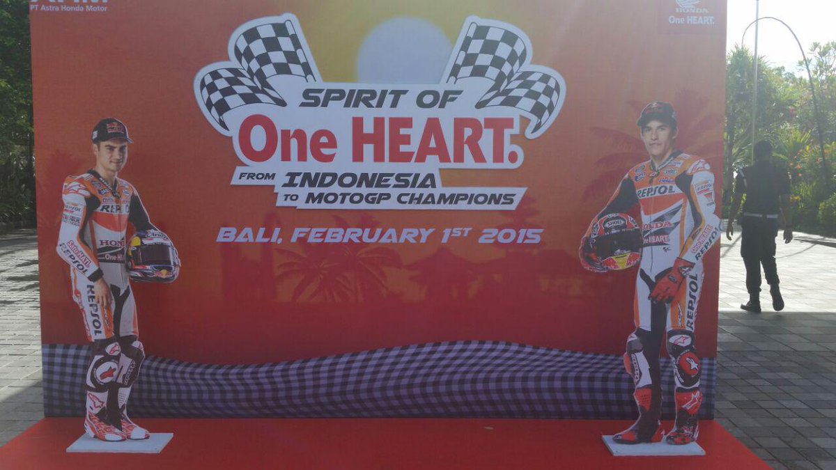 box_repsol's tweet photo. ¡Un gran día en Bali! @marcmarquez93 y @26_DaniPedrosa presentaron el #EquipoRepsol2015: http://t.co/eXZR9cgGRM http://t.co/jlkAkzaYkf