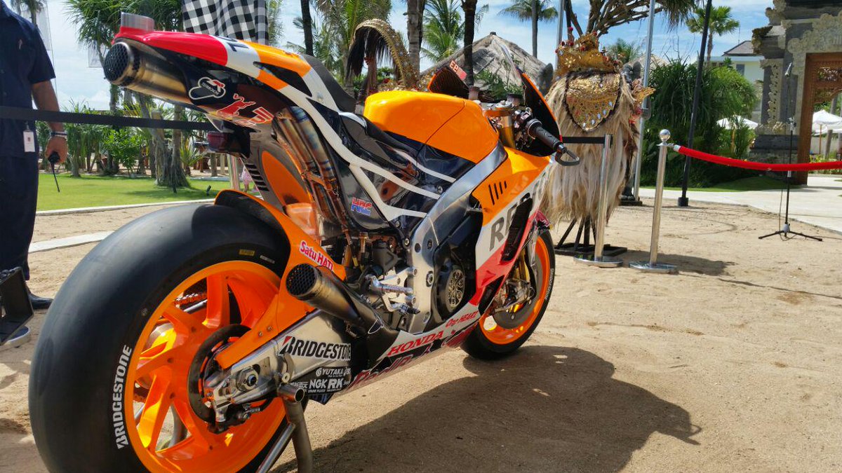 box_repsol's tweet photo. ¡Un gran día en Bali! @marcmarquez93 y @26_DaniPedrosa presentaron el #EquipoRepsol2015: http://t.co/eXZR9cgGRM http://t.co/jlkAkzaYkf