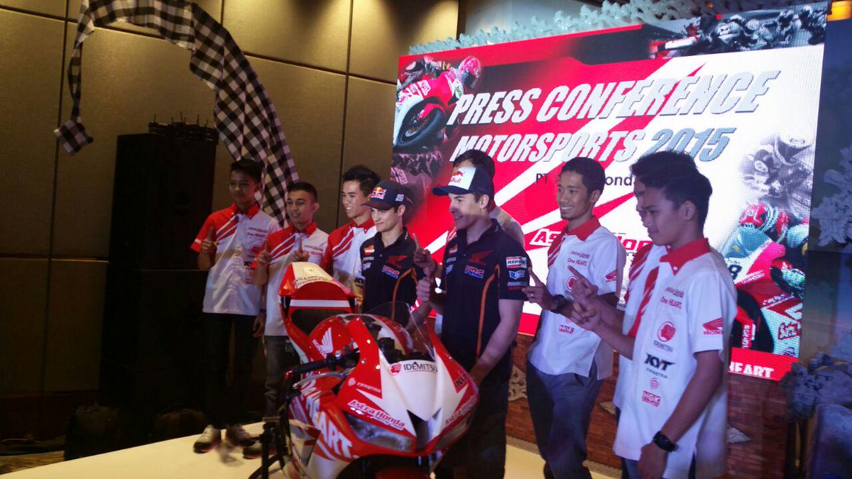 box_repsol's tweet photo. Amazing day in Bali! @marcmarquez93 and @26_DaniPedrosa in the #RepsolTeam2015 presentation: http://t.co/eXZR9cgGRM http://t.co/XUxBGhVzuv