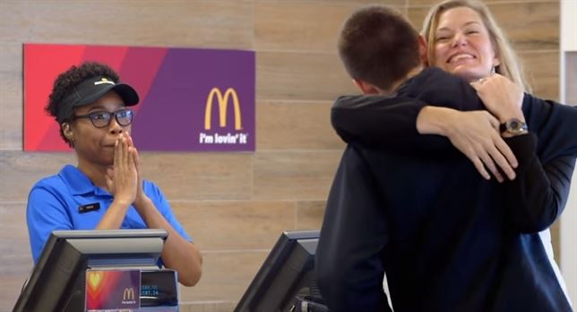 A3Noticias's tweet photo. McDonald's aceptará gestos de amor y selfies como forma de pago en EEUU [VÍDEO] http://t.co/wlVOyFfKDL http://t.co/k3LI2e0onc
