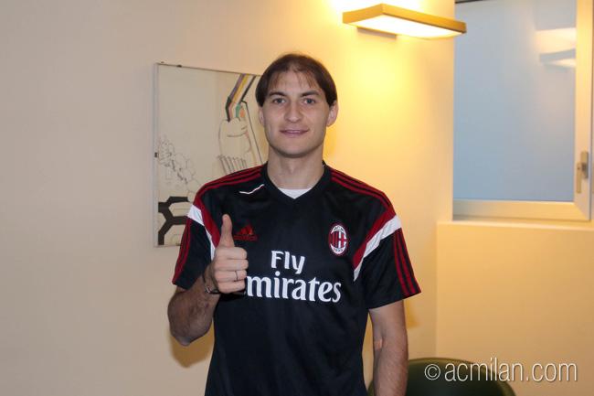 AC on "The transfer market is not over yet: Gabriel #Paletta is undergoing medical tests in Milan! Keep following us... http://t.co/VCuPZSyP5E" / Twitter