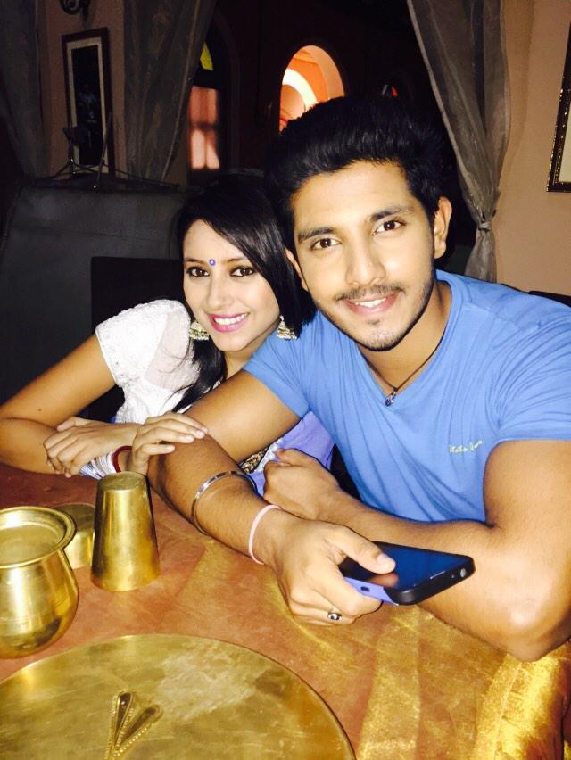 Pratyusha is here with us. Keep sending your questions with #AskBuntyAndSaagarika http://t.co/fu9DQXQt8d