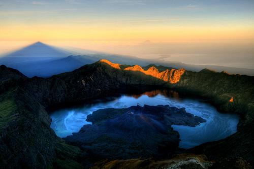 GNFI's tweet photo. Danau Segara Anak di puncak Gn Rinjani (Lombok) masuk dlm 'World's 10 most amazing places'  http://t.co/Fa2sw6PsZD http://t.co/A4zwpPH0XC