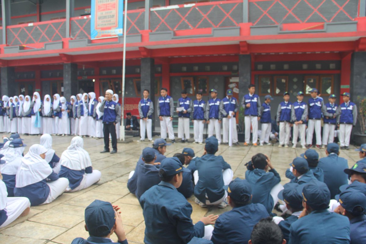 irwan0110's tweet photo. 17. mereka berharap  #Geramamat ini dpt memberi pngaruh positif untuk semua murid2 d Indonesia khususny di ANNUR http://t.co/kZ5klelwKD