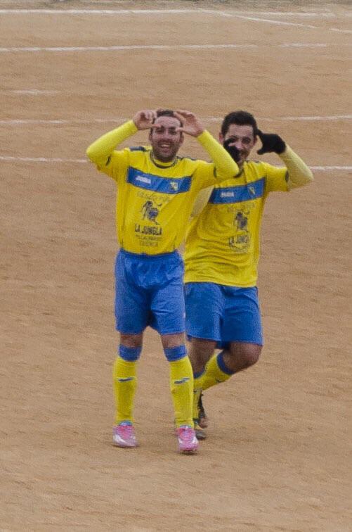 villalpardofans's tweet photo. Aqui otra de nuestros guerreros @Botella88 y #kurro dedicando otro gol a la fotógrafa oficial @sopep http://t.co/CTty9xCwa4