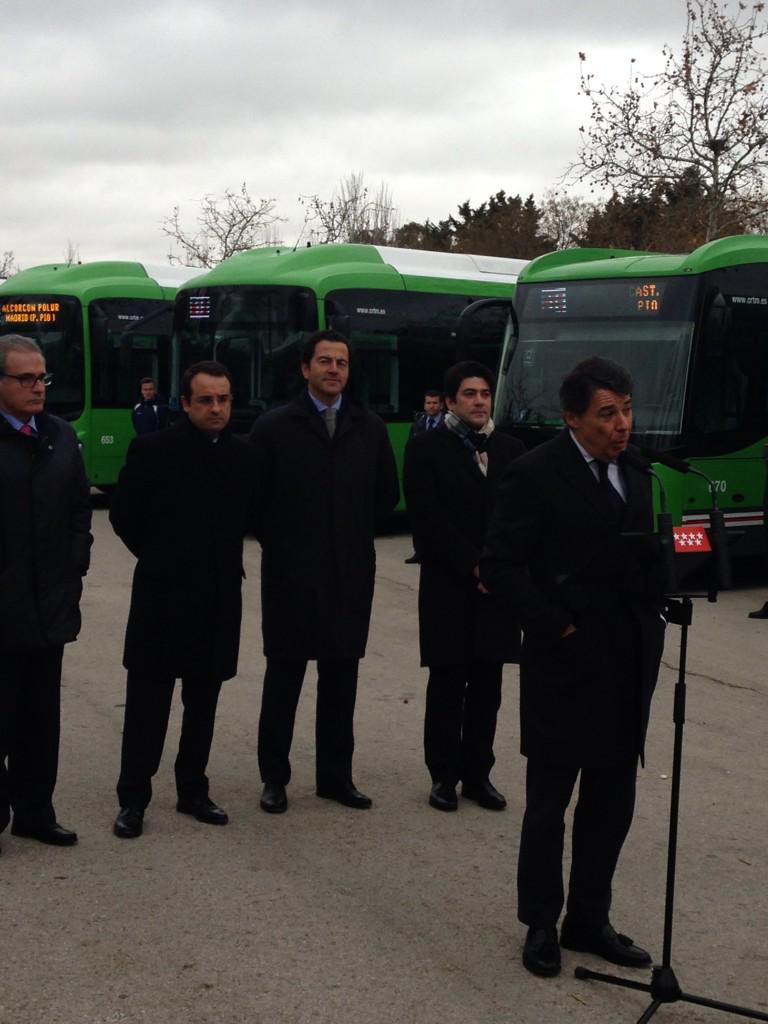 isabelmoreno_mo's tweet photo. Cientos de ciudadanos de #Alcorcón utilizarán los nuevos autobuses q hoy se han presentado #DeBlas cc @davidperez http://t.co/iYCCWZiMiY