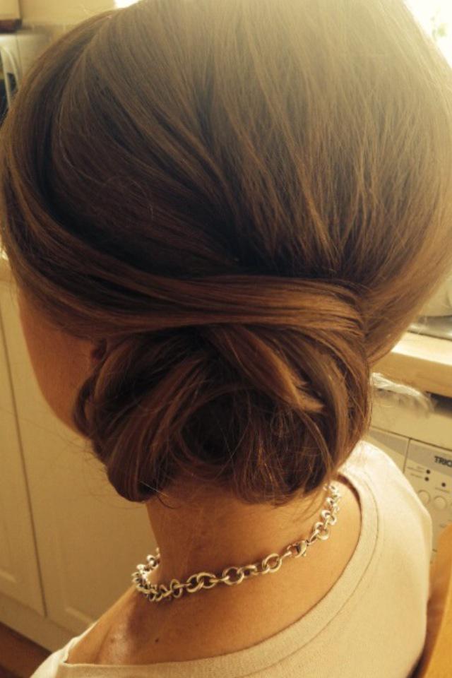 FreelanceUpdo's tweet photo. Super simple side knot #simplydoesit http://t.co/VYtE3cq1sV