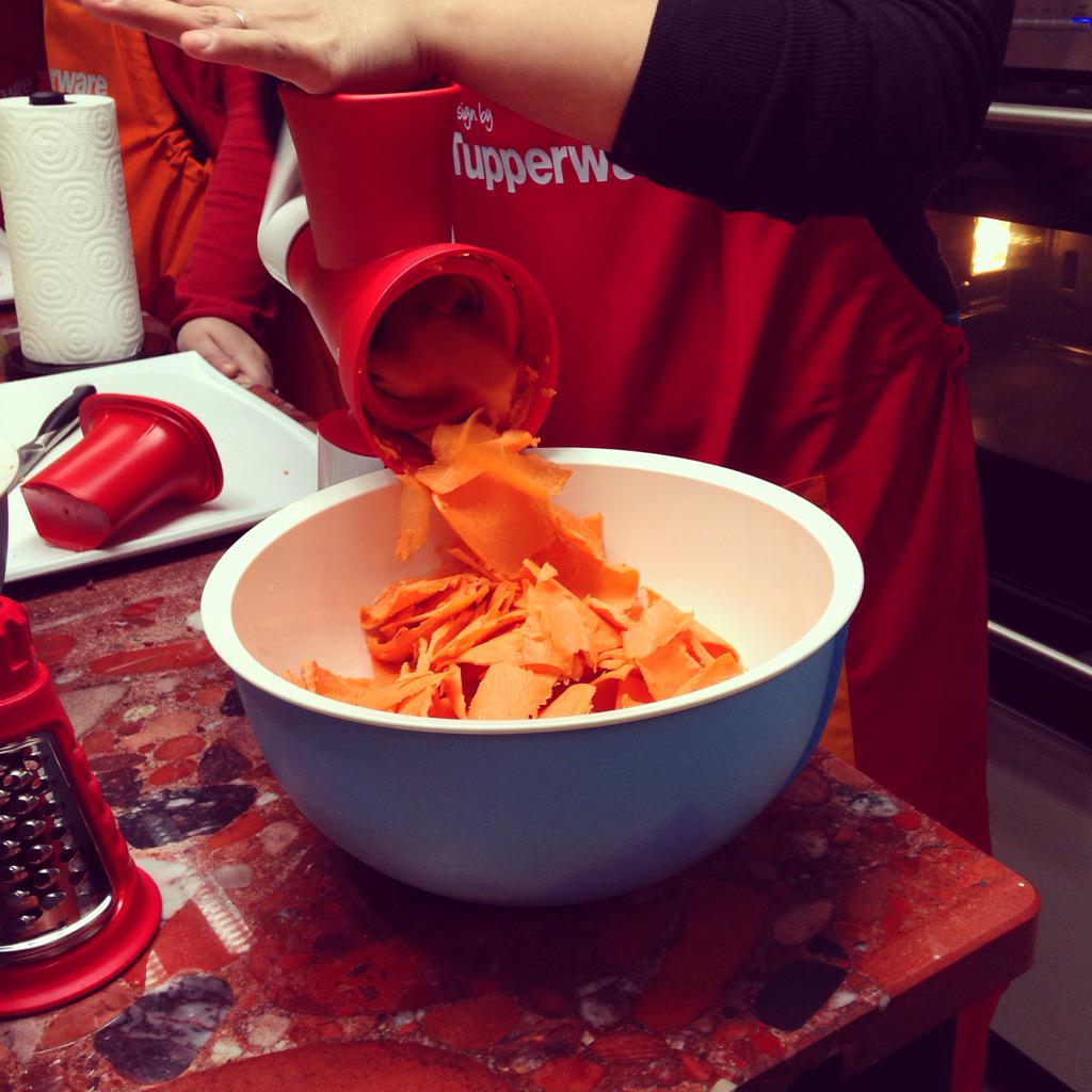 tupperware_fr's tweet photo. On démarre la recette de lasagnes de patates douces au comté ! L'#AdaptaChef tranche les légumes à toute vitesse ;-) http://t.co/v442SlO6yE