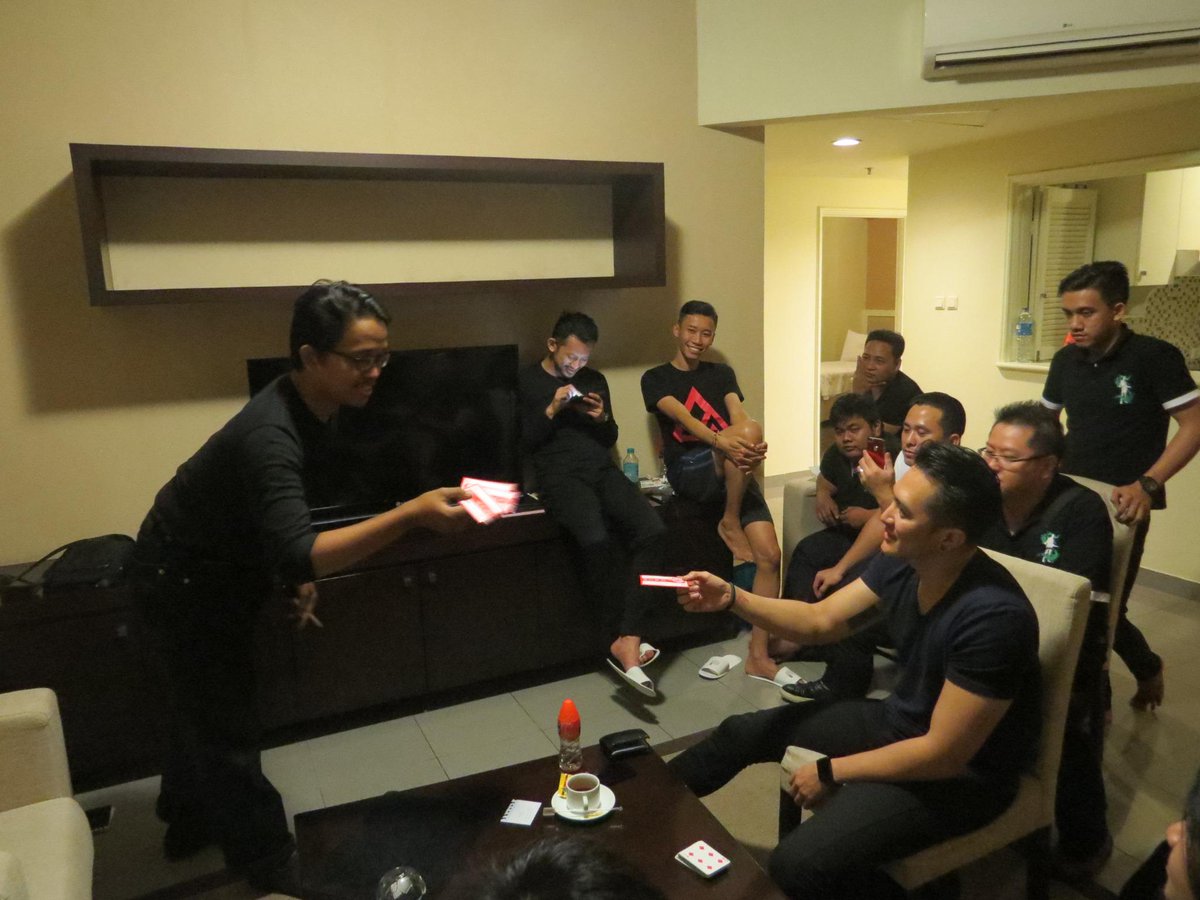 _DemianAditya_'s tweet photo. 👍 “@DMiracle_KDR: Sebut saja ini S.E.M cc: @_DemianAditya_ @DMiracle_SBY #makefriendswithmagic http://t.co/Mnupa0TrS6”