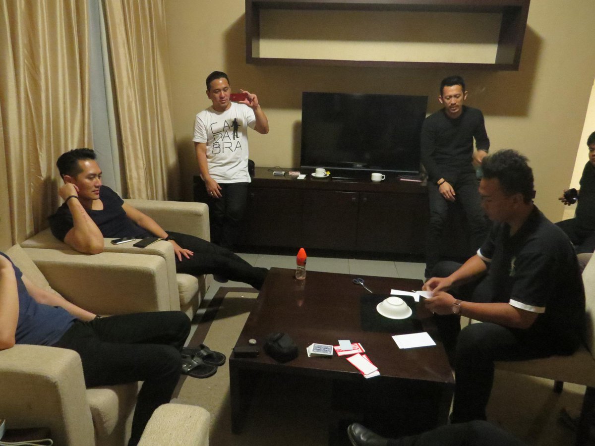 _DemianAditya_'s tweet photo. 👏 “@DMiracle_KDR: sebut saja RYAN cc:@_DemianAditya_ @DMiracle_SBY #makefriendswithmagic http://t.co/5dBCtRqQN2”