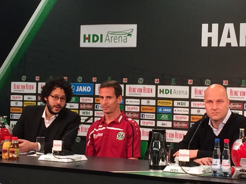 Hannover96's tweet photo. Die Pressekonferenz zum Spiel gegen den @1FSVMainz05 läuft. Mit dabei:  Neuzugang @jpsp47 #H96FSV #NiemalsAllein http://t.co/2o1P5LduWT