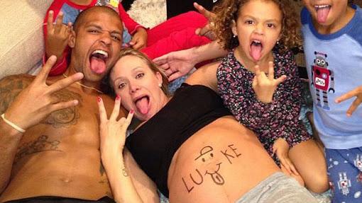 Bayan_ua's tweet photo. Big Familia 😁 #M3lov3 ❤ #Rob3rta ❤ #Lov333. #AllahaEmanet 😂😂 @_felipemelo_ http://t.co/tu24VtW6k9