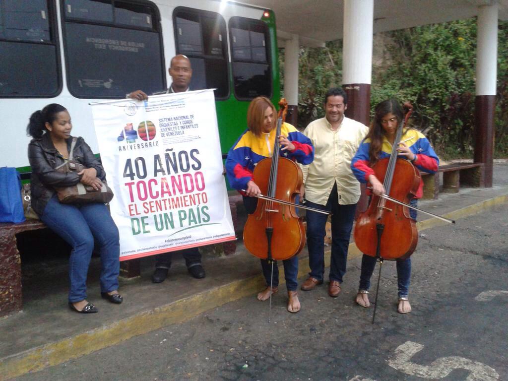 NclSanantonio's tweet photo. Desde las 5:30am nuestras queridas Dariela y Oriana recorriendo las paradas de bus @elsistema #ElSistemaCumple40 http://t.co/41zPOzPd5T