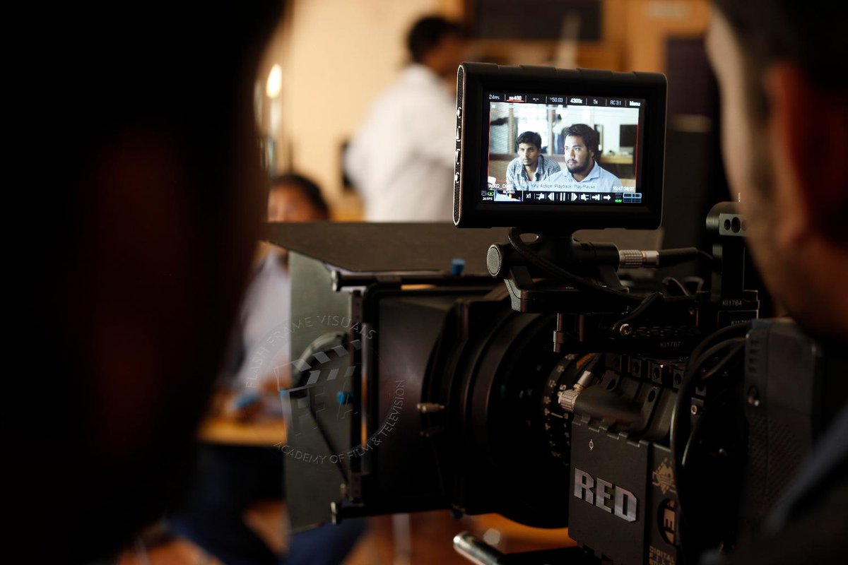 flshfrms's tweet image. RED EPIC hands on for cinematography students @redepic @redcinema #filmschool #ffva #flashframevisualsacademy #5K