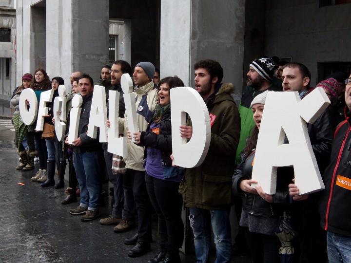 MocedaComunista's tweet photo. Esta mañana camaradas de @UJCEAsturies participando en la acción #Oficialidá #ConTolesLletres convocada por @exunta http://t.co/H1uUACc6rg