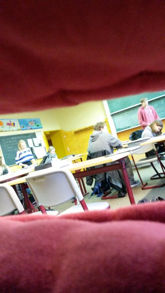 LionMit's tweet photo. Hihi kein Lehrer sieht mich ^-^ http://t.co/8bTCSj50ag