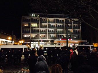 BeckiSchnubiiii's tweet photo. Pufferzone der Polizei existiert nicht mehr. #nobramm http://t.co/AEMGMCBIbv