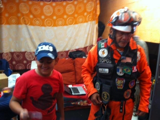 MVSNoticias's tweet photo. #VIDEO El niño que ayudó a rescatar a un bebé y se convirtió en el Topo más joven http://t.co/TpWzrsIGCU http://t.co/x00U3aPQsv