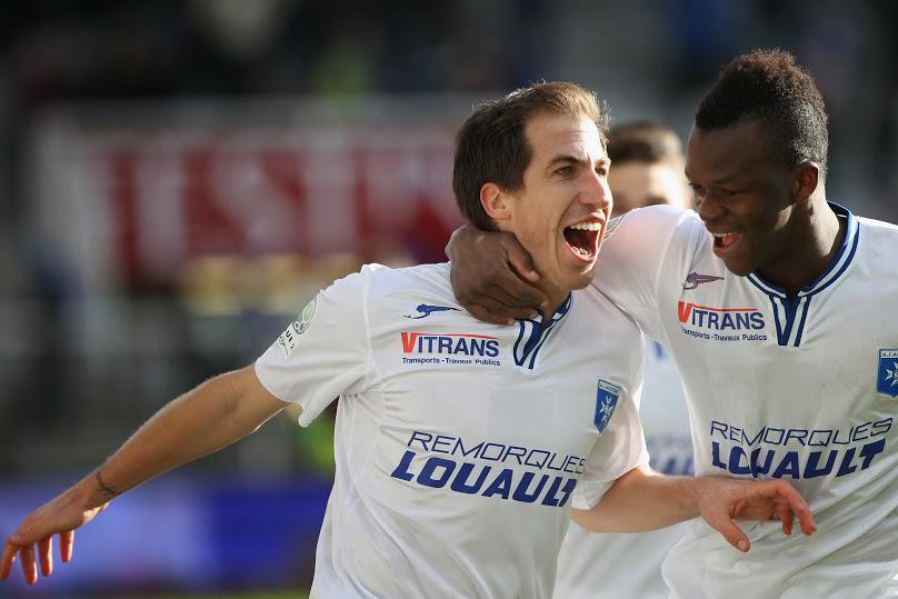 Grâce à son triplé, Julien Viale est le meilleur buteur de l'#AJA toutes compétitions confondues avec 9 buts !