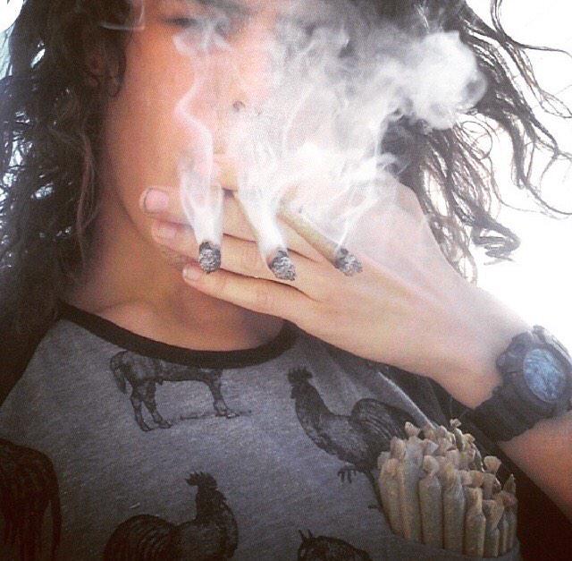 RAWLIFE247's tweet photo. Well that's one way to take on a Monday!! ππ
#RAWorNAW
#SmokeNaturally
#ColoRAWdo
Photo by @spare_the_one π
#rawlife http://t.co/mHOux8EbCN