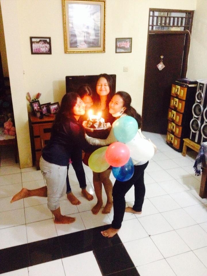 tessa_veronica's tweet photo. hbd ya sekali lg,semoga bisa lebih baik dr sebelumnya,jgn egois,jgn kek bocah lg @rismonica 💕💋😜😍✌️👙💩 http://t.co/8k6t3tN7Kw