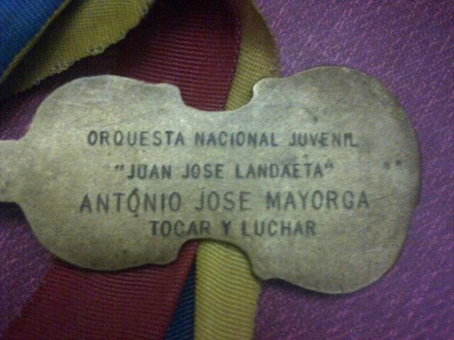 MayorcaAJ's tweet photo. #elsistemacumple40 @elsistema @NclSanantonio @osjaltosmir @osisanantonio @RockSinfonicoSA Mi Medalla de hace 40 AÑOS http://t.co/Mqxj9m3z5b