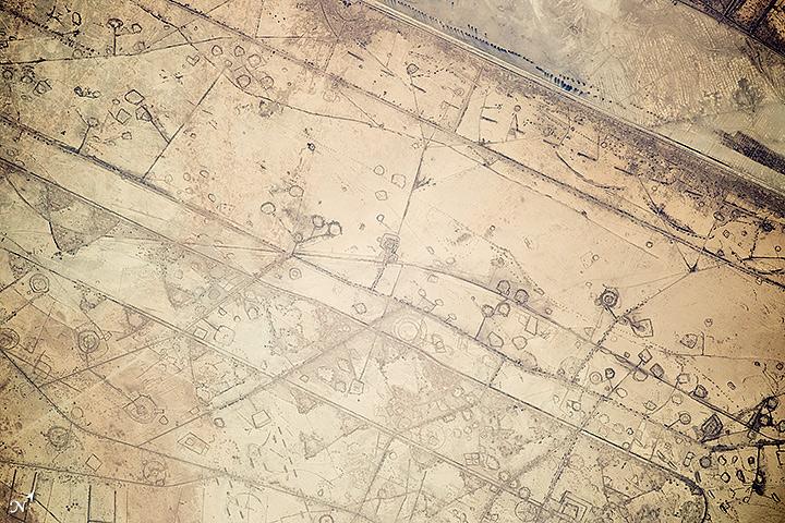 NASAEarth's tweet photo. Fortification Patterns on the Iraq-Iran Border http://t.co/yRdRThcyTH #NASA http://t.co/m7Mn7EEJfv