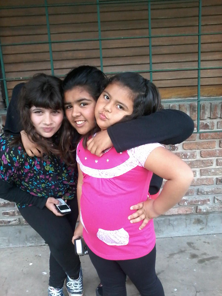 jennifrerforma1's tweet photo. estoy en la casa de mi mejor amiga camila  viendo videos del mejor abraham mateo http://t.co/S5KLguMchE