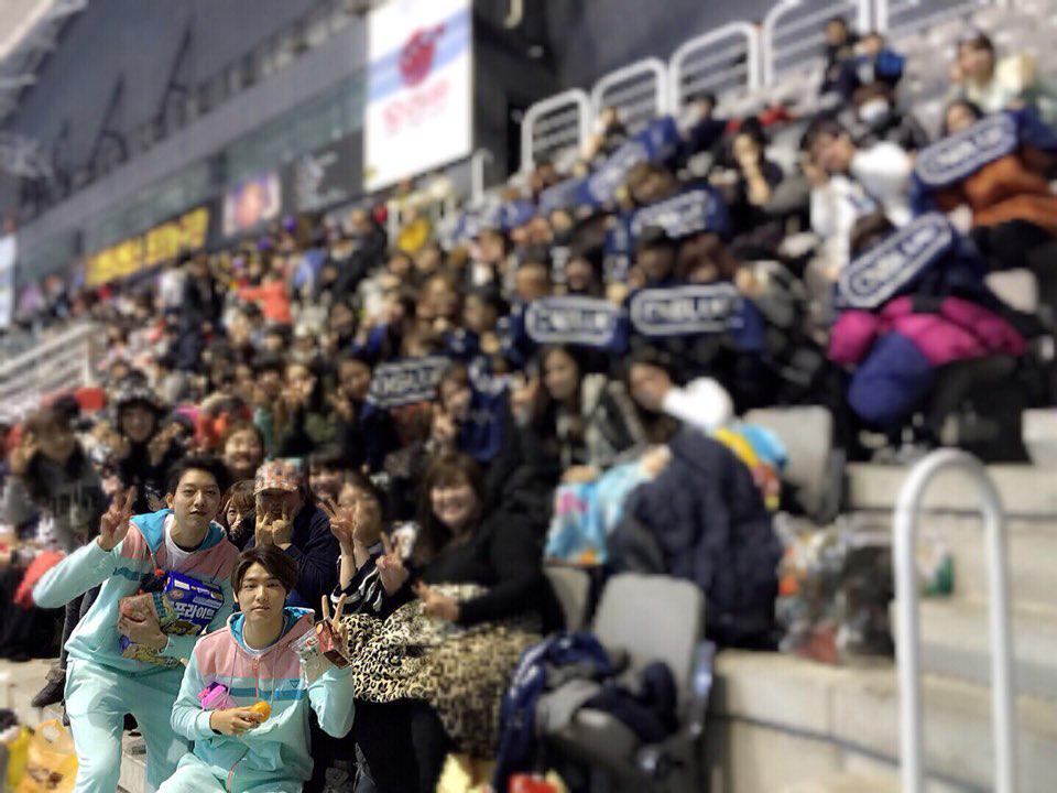 CN_FANCLUB's tweet photo. 2015 아이돌 육상 농구 풋살 양궁 대회에 찾아와주신 BOICE 여러분들과 #강민혁 #이정신 인증샷!!! (정신: 아! 혹시 모를 신변보호를 위해 흐리게~~원하시지않으실수도 있으시니까요 안녕~~~) http://t.co/v5jseZ1N4l