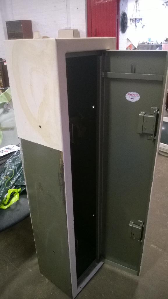 JimRailton's tweet photo. A Sparefield gun cabinet has just entered the saleroom. To be auctioned on February 14th. http://t.co/JKGG9gmz0x
