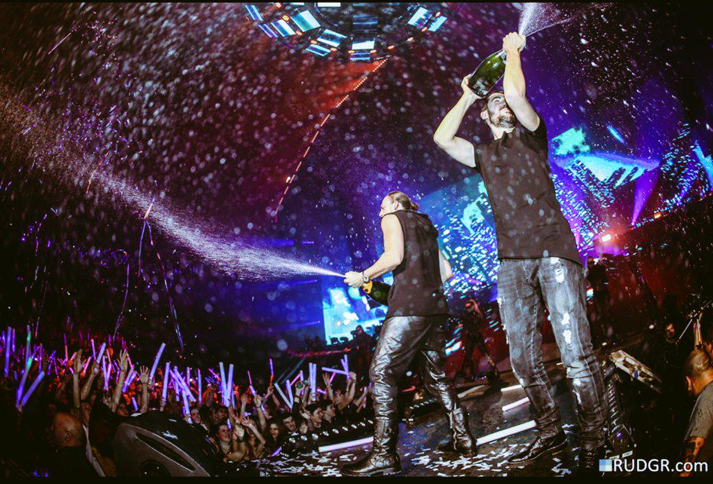 daf2324's tweet photo. "@carooo_aquino2 :Shake, shake, she the bottle and make it POP! #BringingTheWorldTheMadness #BTWTM #MEXICOCITY http://t.co/HeGYMRrTh1"