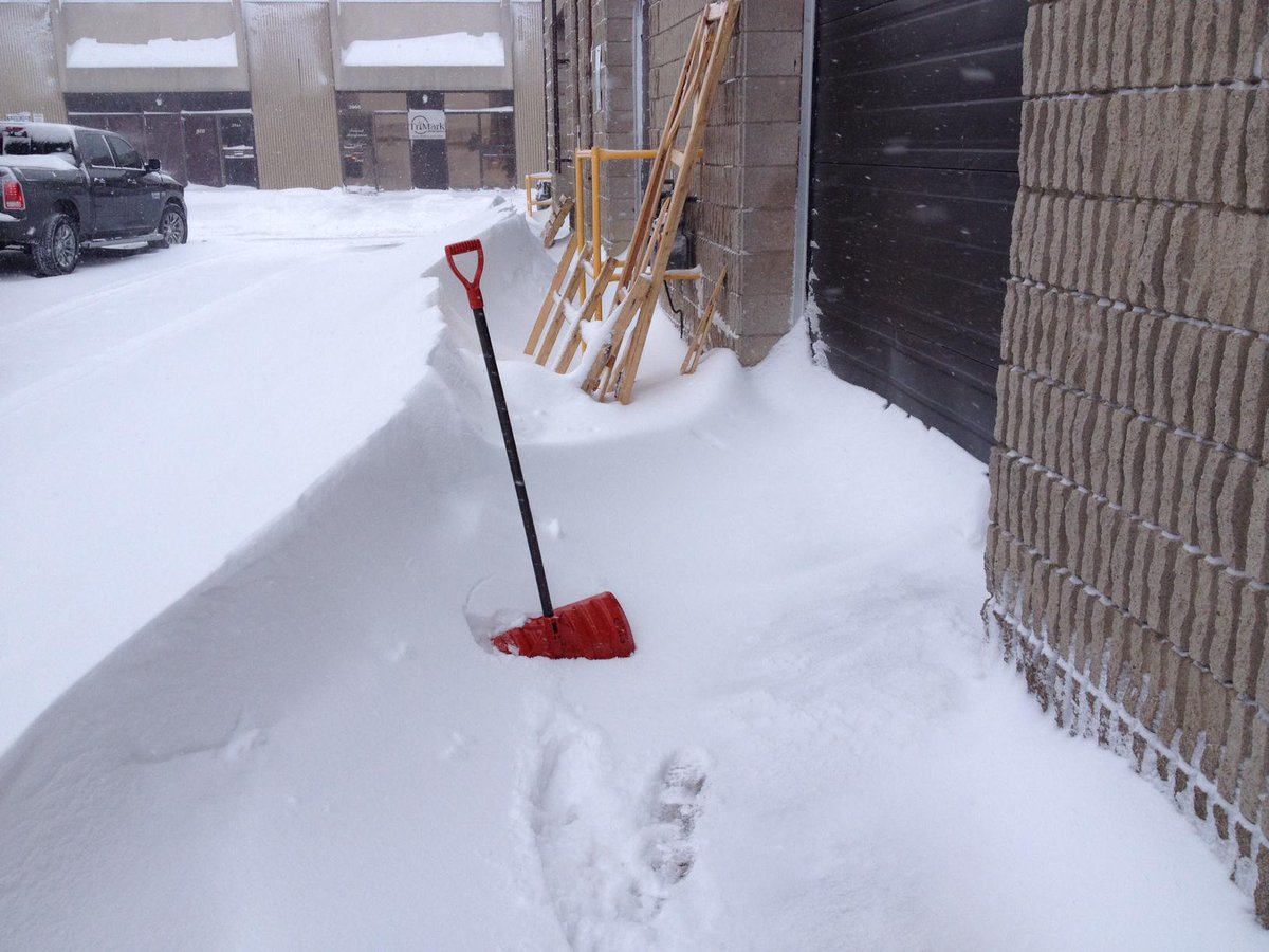 Campo_32's tweet photo. Just another day!  Who says the city needs to shut down on a #snowday #neckdeep http://t.co/Ll1INtWkbQ