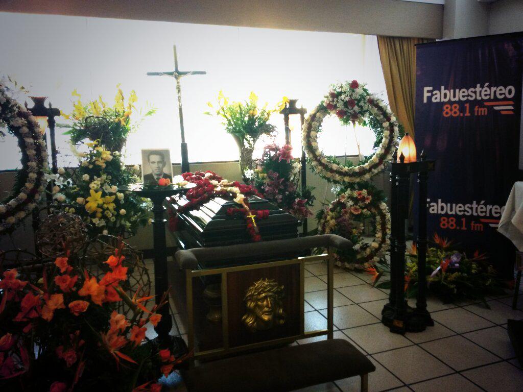 LesterRamirezEU's tweet photo. En minutos saldrá el sepelio de Francisco Maza Castellanos, co-fundador de Fabuestereo. http://t.co/r35BGMoZUI
