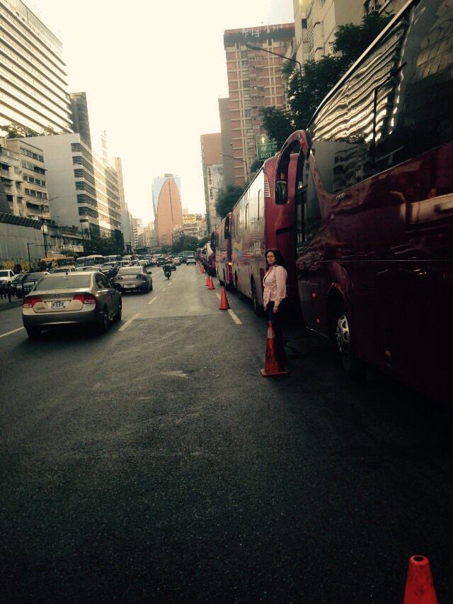 ReporteYa's tweet photo. #2F11:45am Es complicado pasar por AvFcodeMiranda cruce con Elice @Chacao por una importante cantidad de de autobuses http://t.co/BMAfmZHvbK