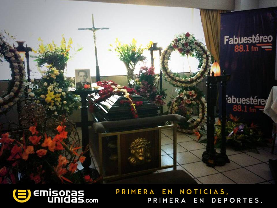 EmisorasUnidas's tweet photo. En pocos minutos saldrá el sepelio de Francisco Maza Castellanos, cofundador de Fabuestereo. Vía: @LesterRamirezEU http://t.co/c5rsHlaKll