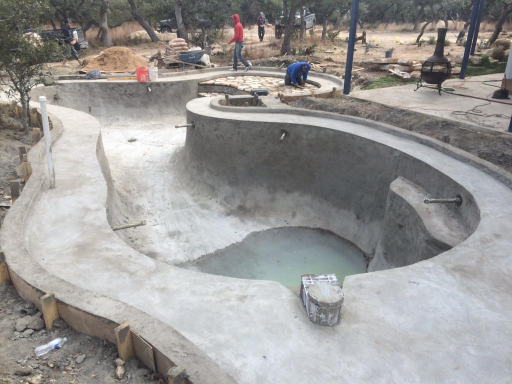 CascadePoolsTX's tweet image. The whole perimeter of the pool will be natural boulders #building #swimmingpools #Pools #austin #AustinTX