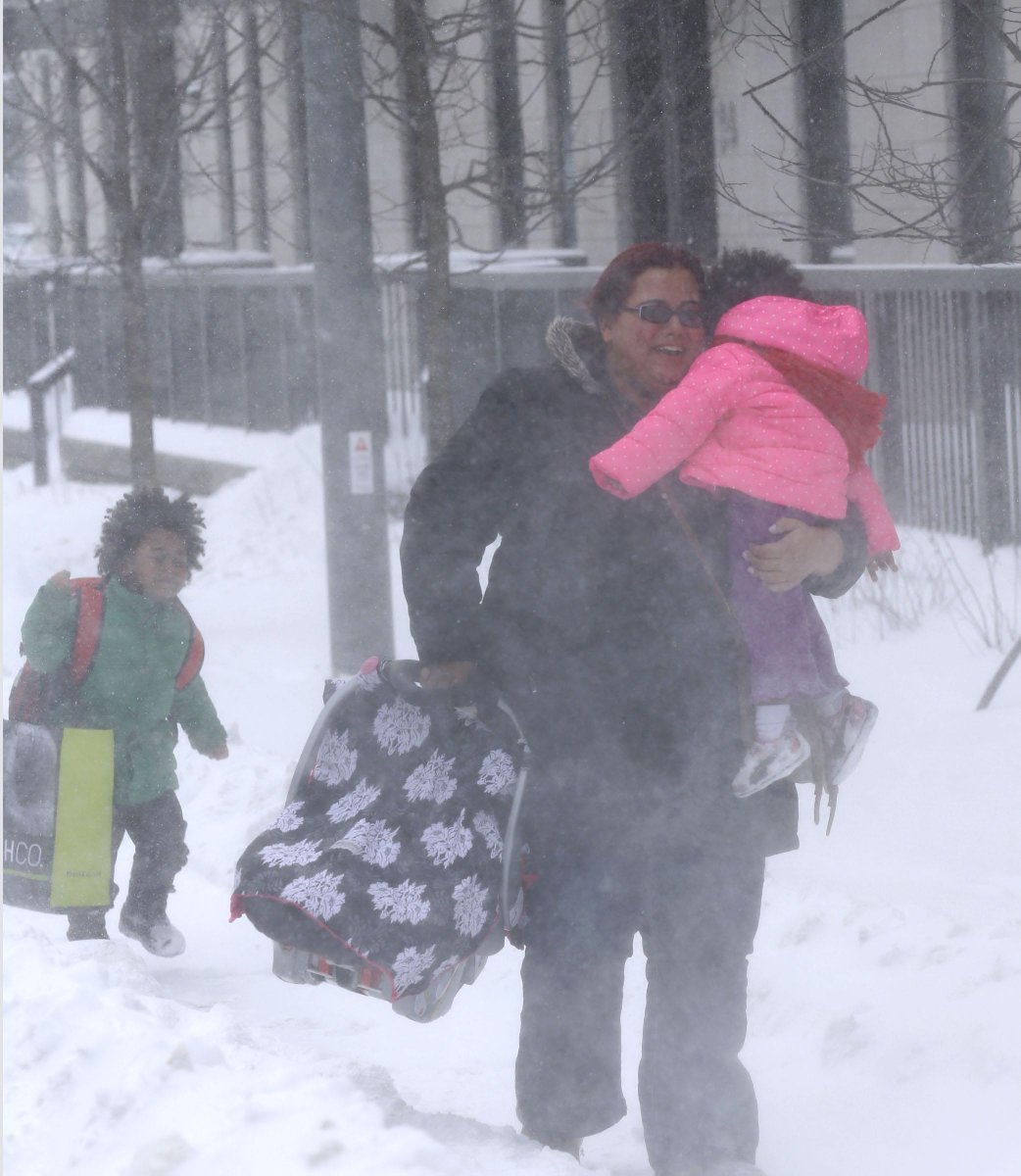 Michael_Peake's tweet image. A Mother of a storm. Annabella Santos with her three kids trudging through the snow on River St. #SnowToSun